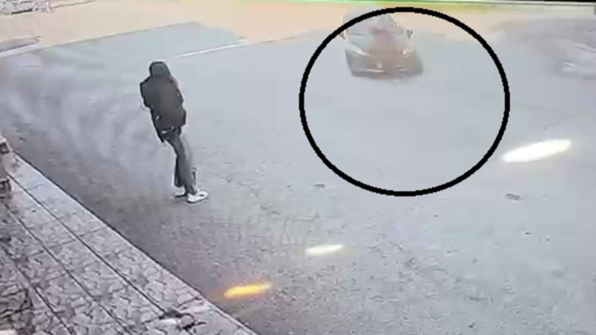 Hatay'da yolun karşısına geçerken ölümden döndü