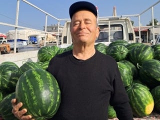 Antalya'da sezonun ilk erkenci karpuzu kilosu 40 liraya alıcı buldu