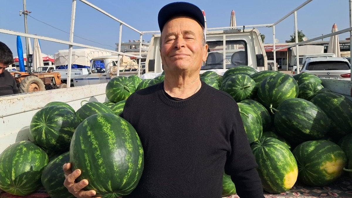 Antalya'da sezonun ilk erkenci karpuzu kilosu 40 liraya alıcı buldu