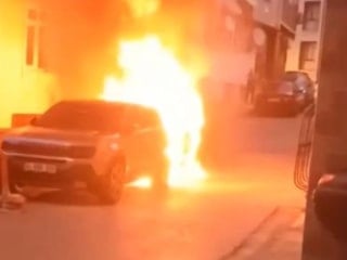 İstanbul'da 2 gün önce park edilen araç alev alev yandı: Kimseyle husumetim yok