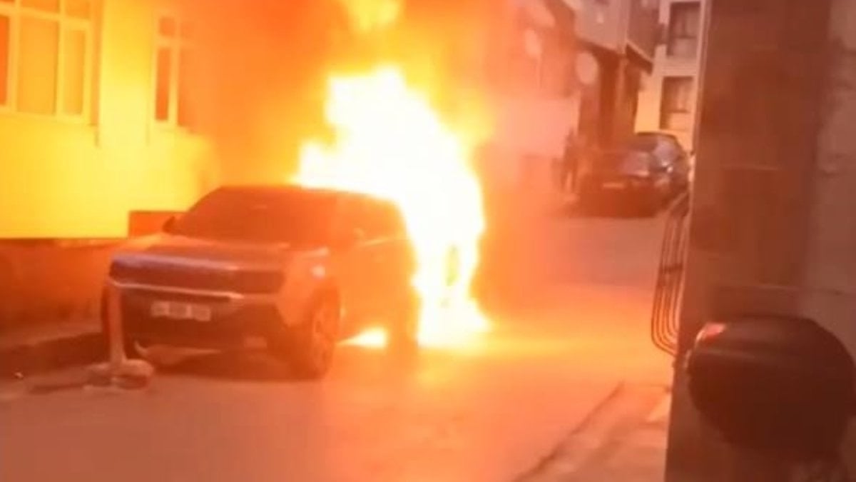 İstanbul'da 2 gün önce park edilen araç alev alev yandı: Kimseyle husumetim yok