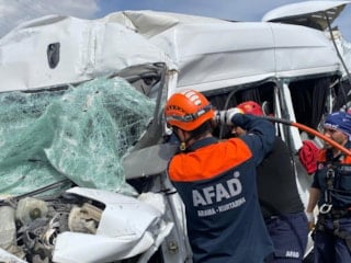 Kırşehir'de freni boşalan kamyonet, otomobilin üzerine devrildi: 5 yaralı