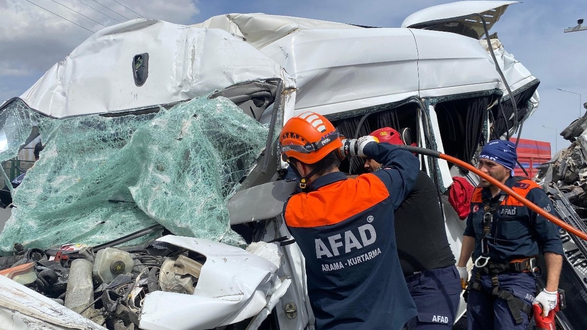 Kırşehir'de freni boşalan kamyonet, otomobilin üzerine devrildi: 5 yaralı