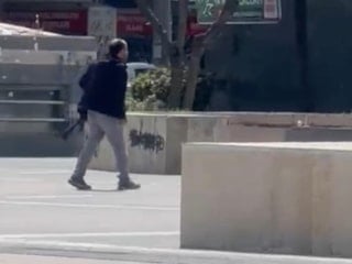 Diyarbakır'da kendini ihbar eden şahıs etrafa rastgele ateş açtı