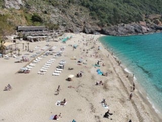 Antalya'da termometreler 24 dereceyi gösterdi: Vatandaşlar sahillere akın etti