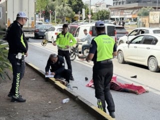 Antalya'da yol kenarında mendil satan kadın tırın altında kalarak can verdi