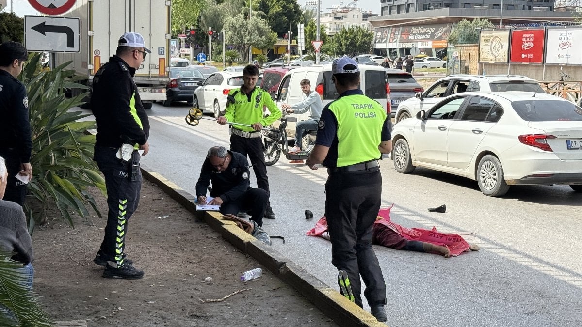 Antalya'da yol kenarında mendil satan kadın tırın altında kalarak can verdi