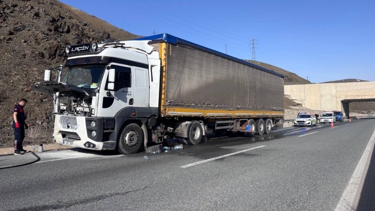 Erzincan’da seyir halindeki tırda yangın