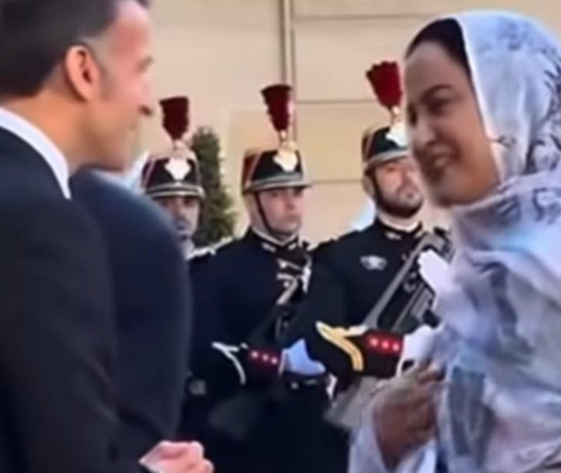 Moritanya Cumhurbaşkanı'nın eşi Macron'un elini havada bıraktı