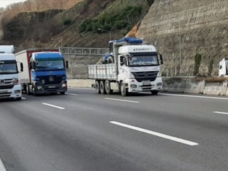 Otoyolların sol şeridini kapatan binlerce kamyon ve tır sürücüsüne ceza