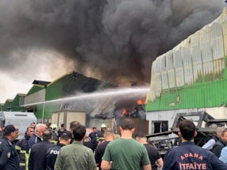 Adana'da geri dönüşüm tesisinde yangın: Müdahale sürüyor