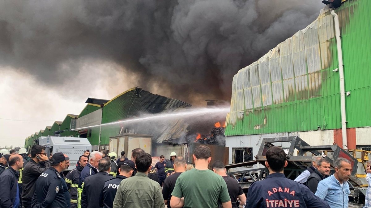 Adana'da geri dönüşüm tesisinde yangın: Müdahale sürüyor