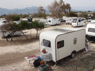 Kumluca’da karavan krizi: Sahillerde konaklama yasaklandı