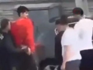 Okula bıçakla girmeye çalışan çocuğa polisten müdahale