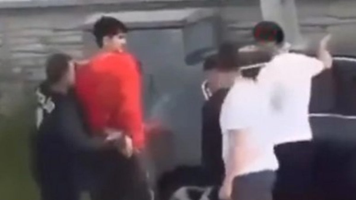 Okula bıçakla girmeye çalışan çocuğa polisten müdahale