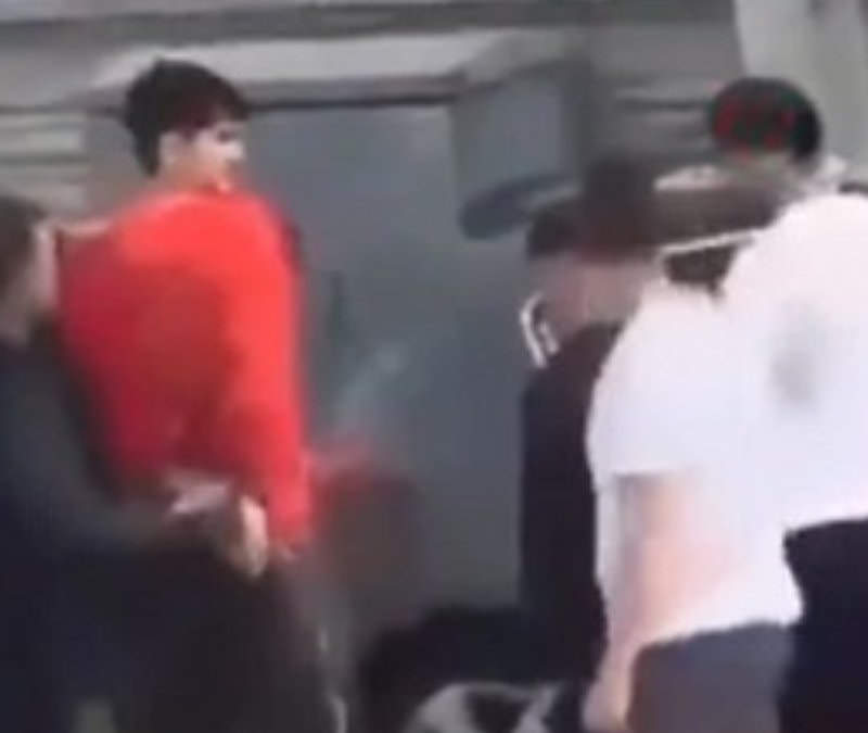 Okula bıçakla girmeye çalışan çocuğa polisten müdahale