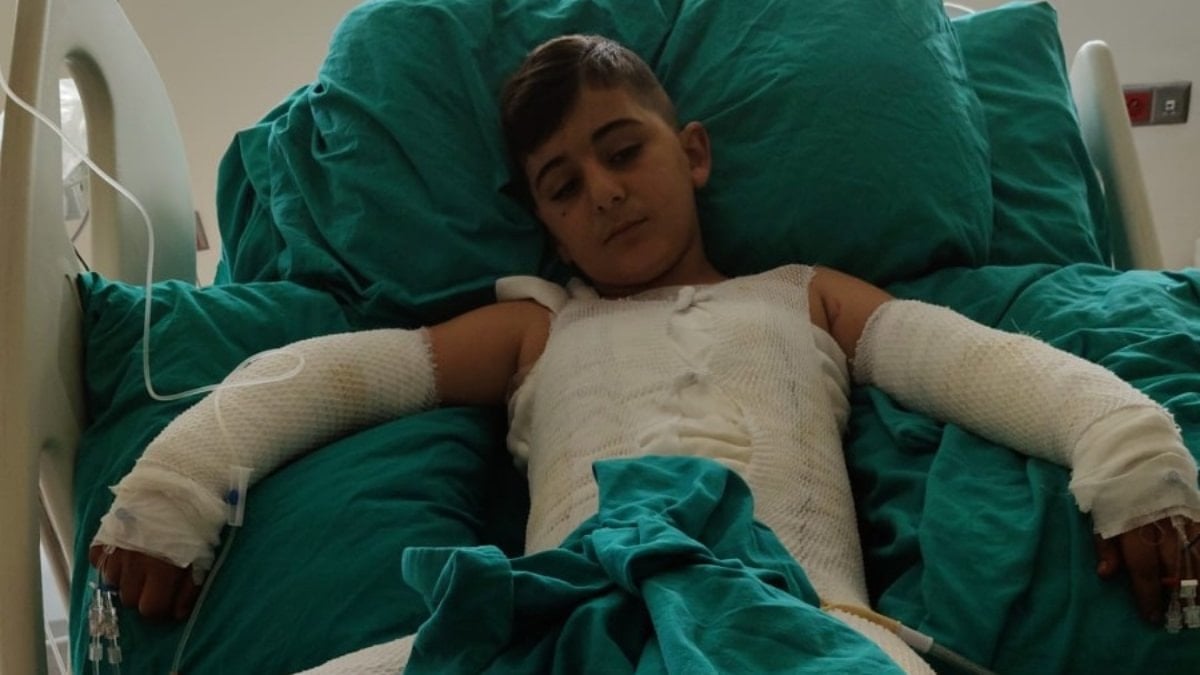 Adana'da trafoya takılan uçurtmasını almak isteyen çocuk akıma kapıldı