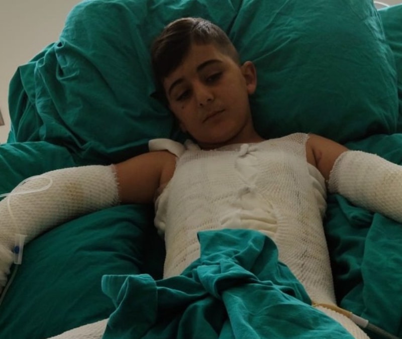 Adana'da trafoya takılan uçurtmasını almak isteyen çocuk akıma kapıldı