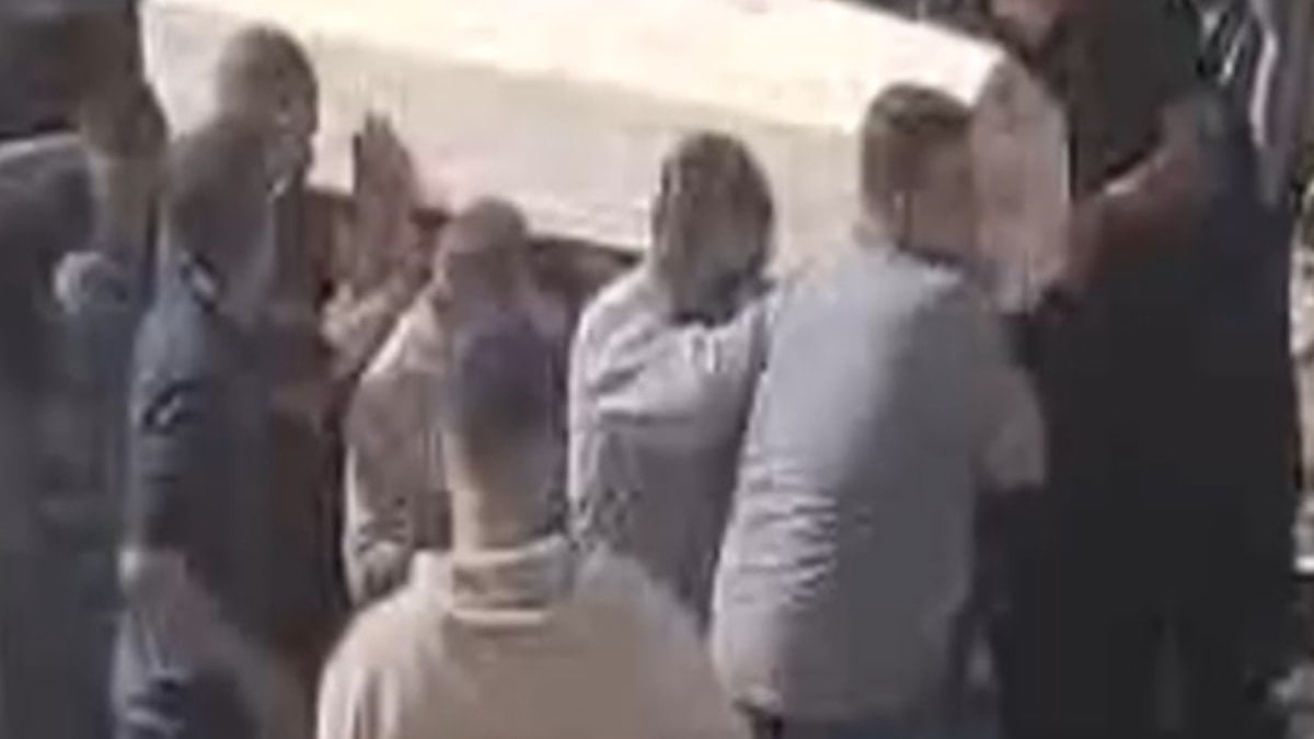 Hatay'da altınlarını çalan hırsızların katlettiği anne ve oğlu toprağa verildi