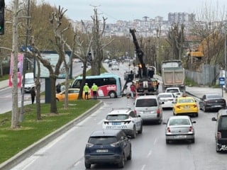 Beyoğlu’nda minibüs, otomobille çarpıştı: 5 yaralı