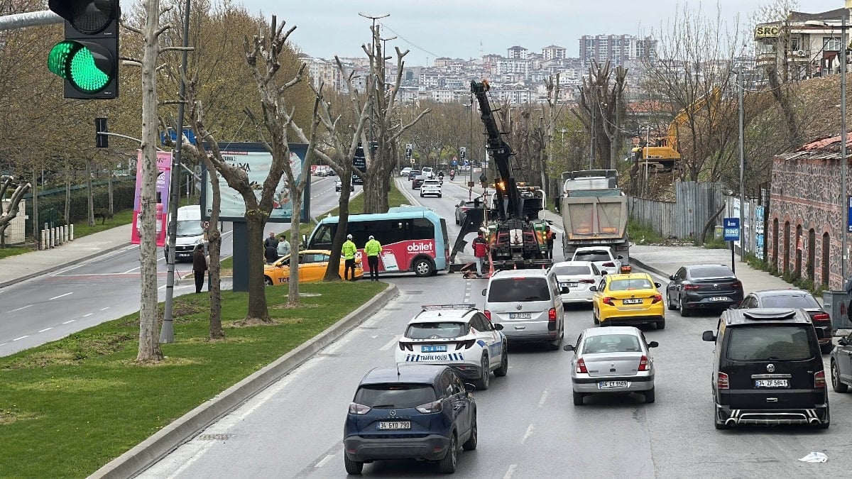 Beyoğlu’nda minibüs, otomobille çarpıştı: 5 yaralı