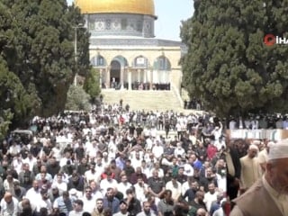 Mescid-i Aksa'da cuma namazı: 75 bin kişiyle eda edildi