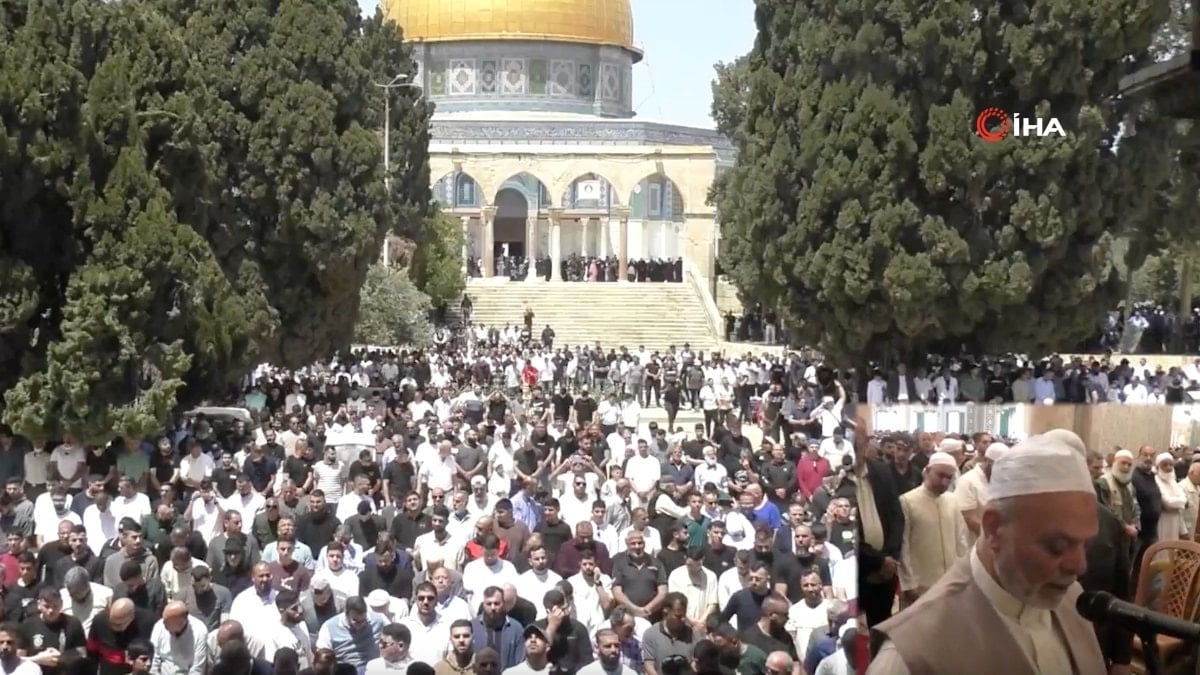 Mescid-i Aksa'da cuma namazı: 75 bin kişiyle eda edildi
