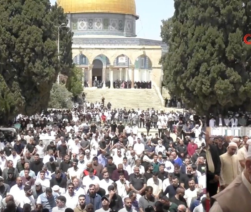 Mescid-i Aksa'da cuma namazı: 75 bin kişiyle eda edildi
