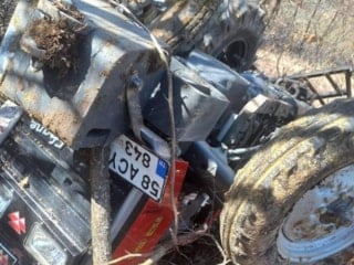 Sivas'ta traktör devrildi: 2 kardeşten 1'i öldü