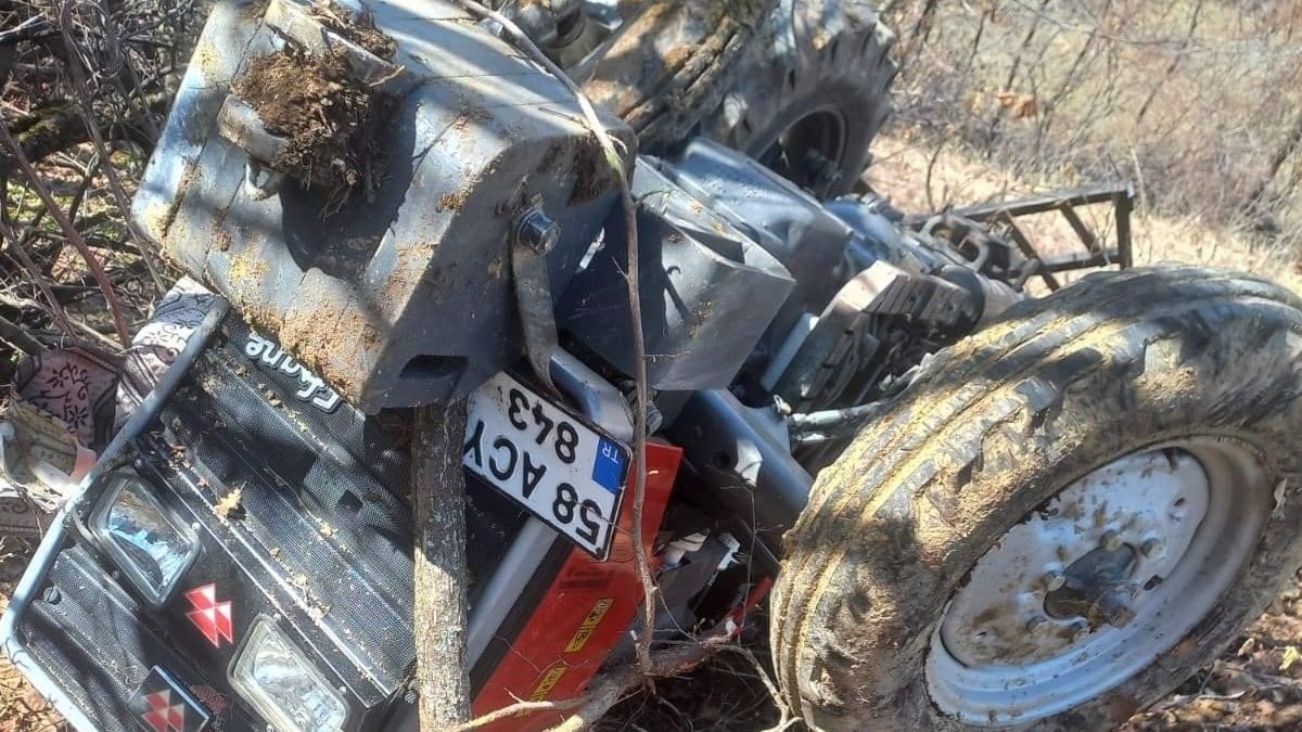 Sivas'ta traktör devrildi: 2 kardeşten 1'i öldü