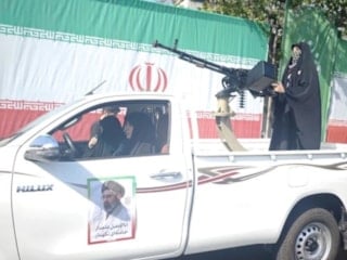 Tahran’da kadınlardan askeri geçit töreni