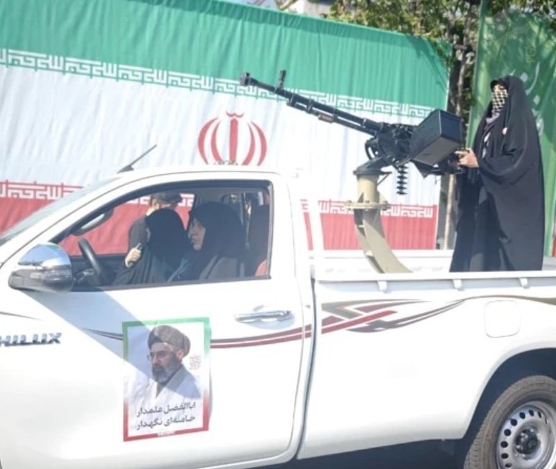 Tahran’da kadınlardan askeri geçit töreni