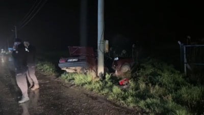 Kütahya'da beton direğe çarpan otomobilin sürücüsü öldü