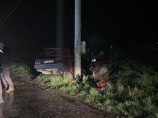 Kütahya'da beton direğe çarpan otomobilin sürücüsü öldü