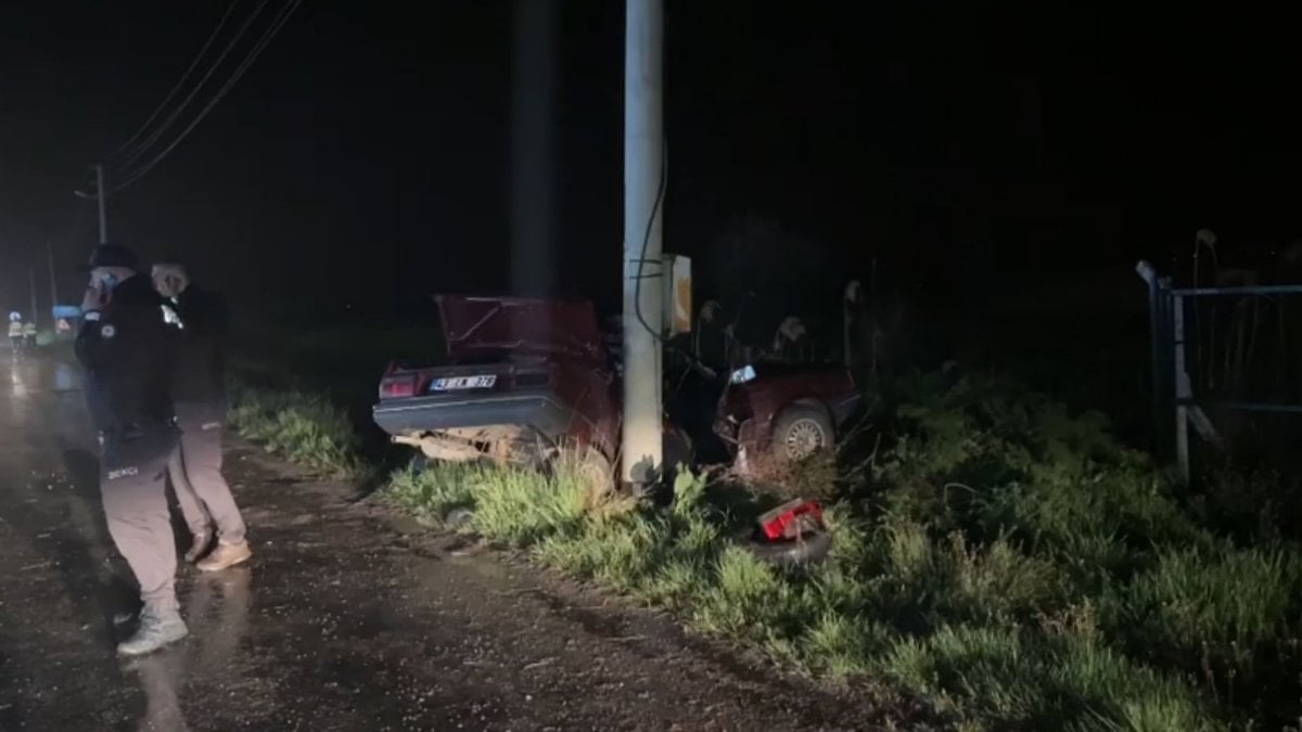 Kütahya'da beton direğe çarpan otomobilin sürücüsü öldü