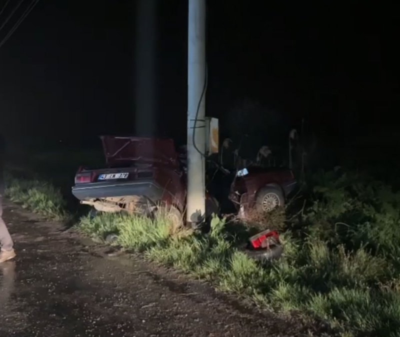 Kütahya'da beton direğe çarpan otomobilin sürücüsü öldü