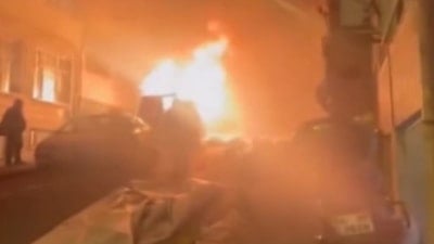 İstanbul'da park halindeki hafif ticari araç alev alev yandı