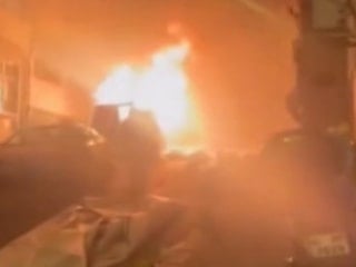 İstanbul'da park halindeki hafif ticari araç alev alev yandı