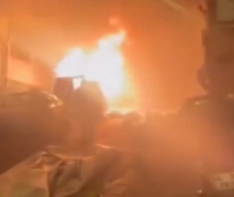 İstanbul'da park halindeki hafif ticari araç alev alev yandı