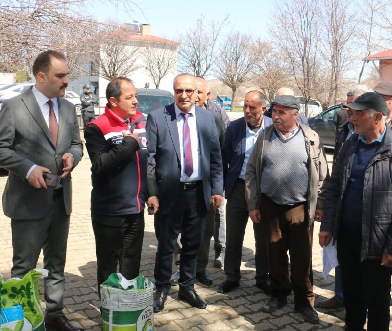 Erzincan Çayırlı’da 133 çiftçiye 10 ton yonca tohumu desteği
