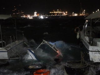 Hatay’da şiddetli fırtına: Tekneler battı, çatılar uçtu