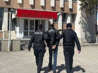 Erzurum'da durdurulan aracın vites ile teyp arasındaki iç zulasından uyuşturucu çıktı