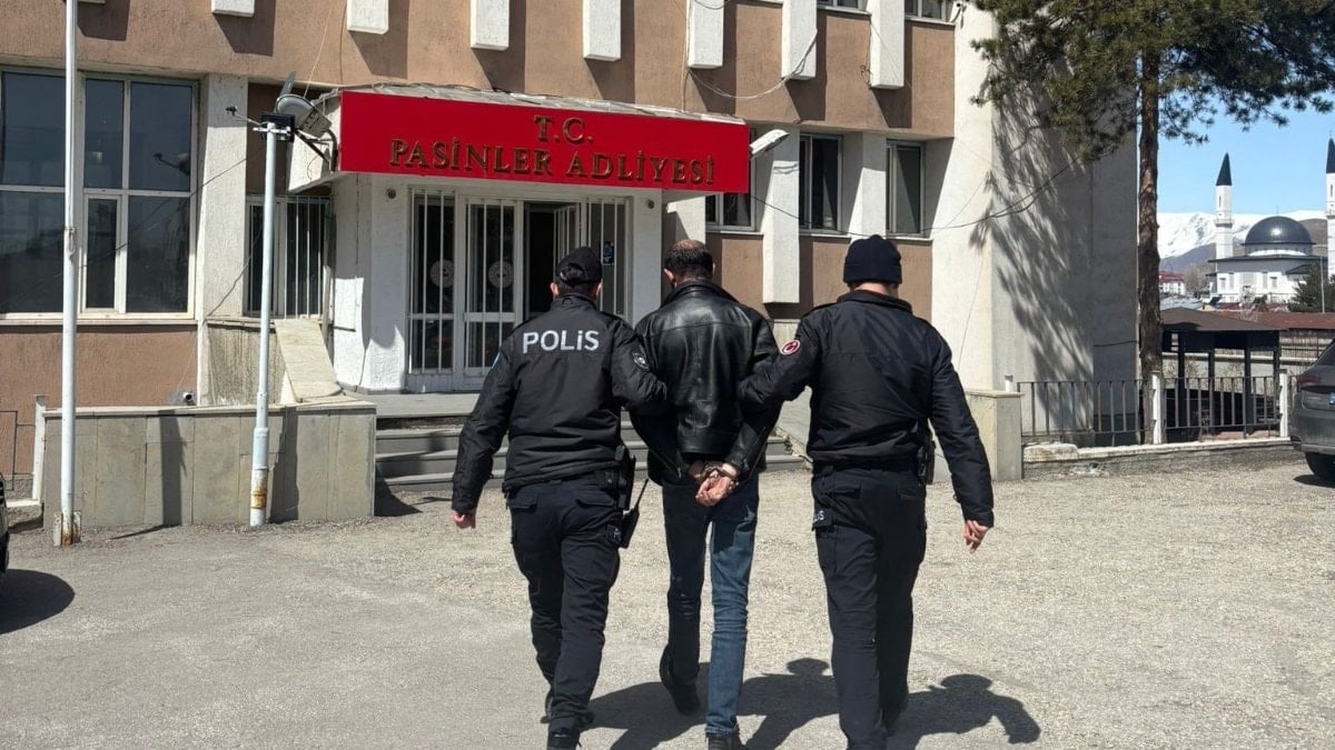 Erzurum'da durdurulan aracın vites ile teyp arasındaki iç zulasından uyuşturucu çıktı