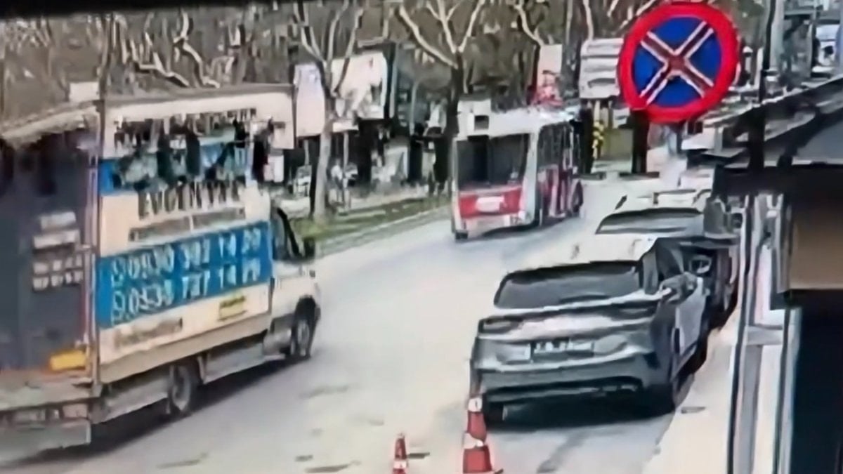 İstanbul'da 5 kişinin yaralandığı dolmuş kazası kamerada