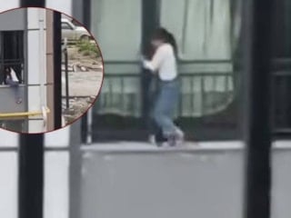 Hatay'da çocuğun tehlikeli oynu kamerada: Camdan çıkarak korkuluklarda gezindi