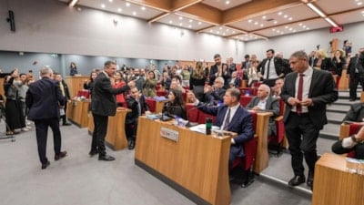 İzmir Belediye Meclisi'nde AK Partili ve CHP'li üyeler arasında gerginlik