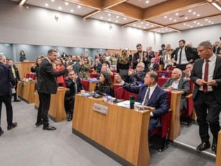 İzmir Belediye Meclisi'nde AK Partili ve CHP'li üyeler arasında gerginlik