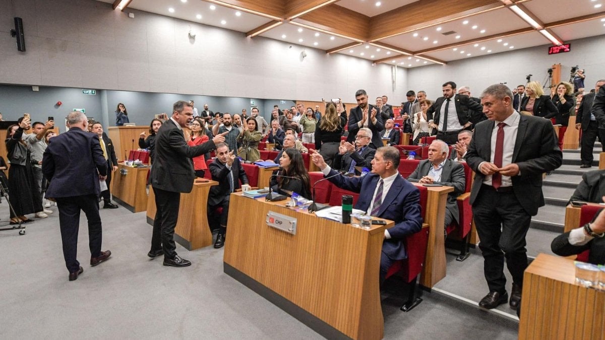 İzmir Belediye Meclisi'nde AK Partili ve CHP'li üyeler arasında gerginlik