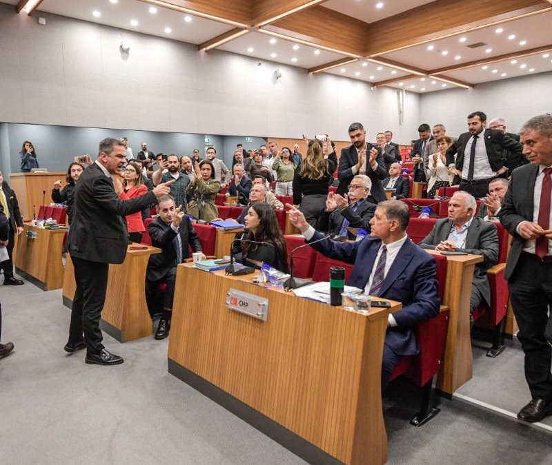 İzmir Belediye Meclisi'nde AK Partili ve CHP'li üyeler arasında gerginlik
