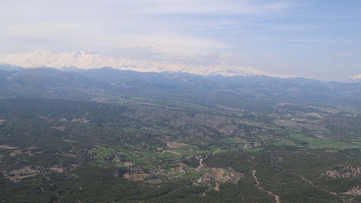 Adana’da dört mevsim aynı karede: Kar ve bahar yan yana